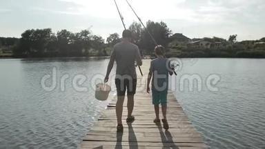父子俩在湖边钓鱼
